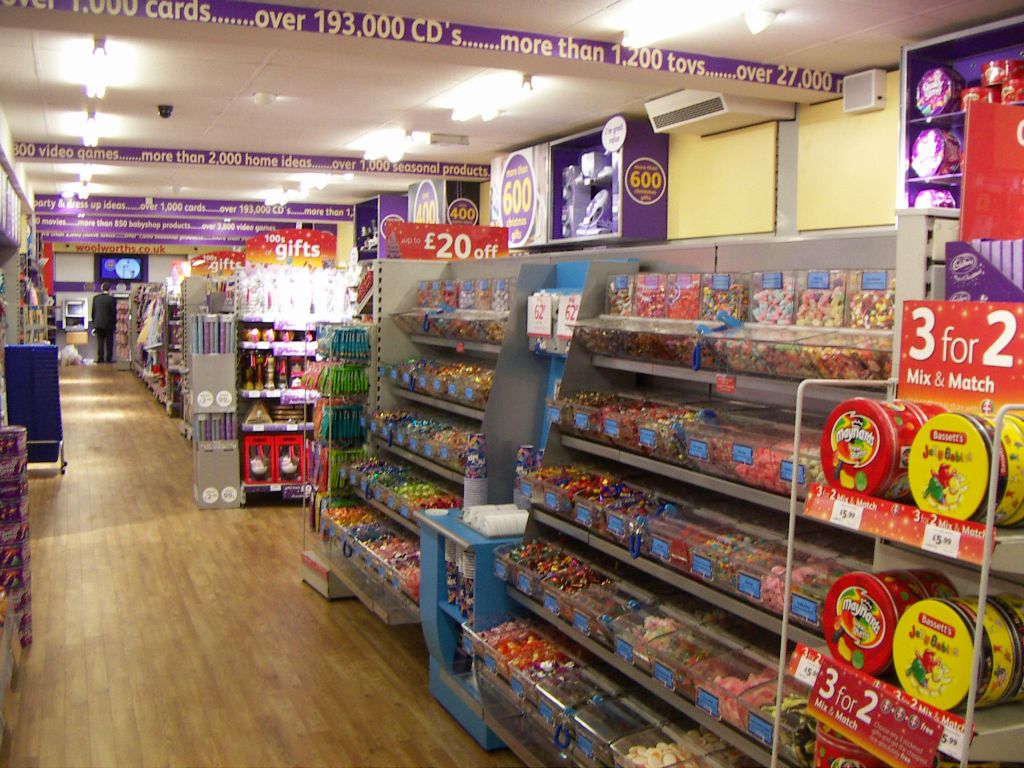 A gondola island display of weigh-out candy in Woolworths Kingswood (2005)