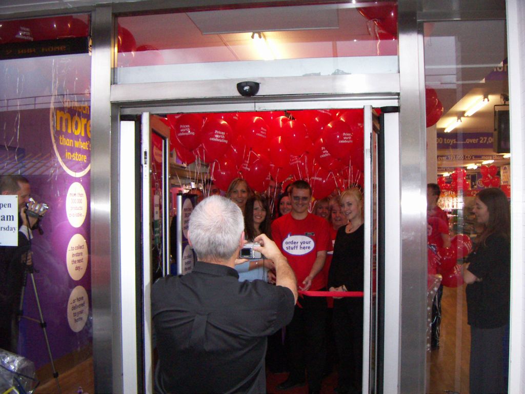 The Kingswood Store Manager prepares for the ribbon cutting ceremony to declare his new look Woolworths open (5 November 2005)