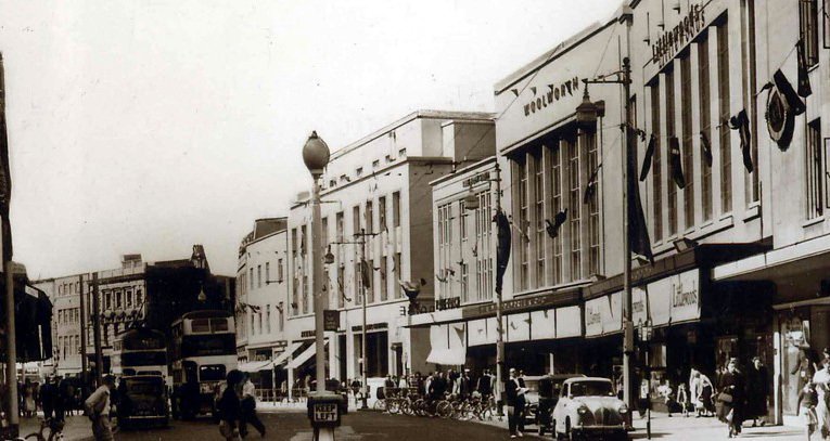 Commercial Road, Portsmouth in the 1950s. The new Woolworths, fully complete has more than a dozen bicycles parked outside.